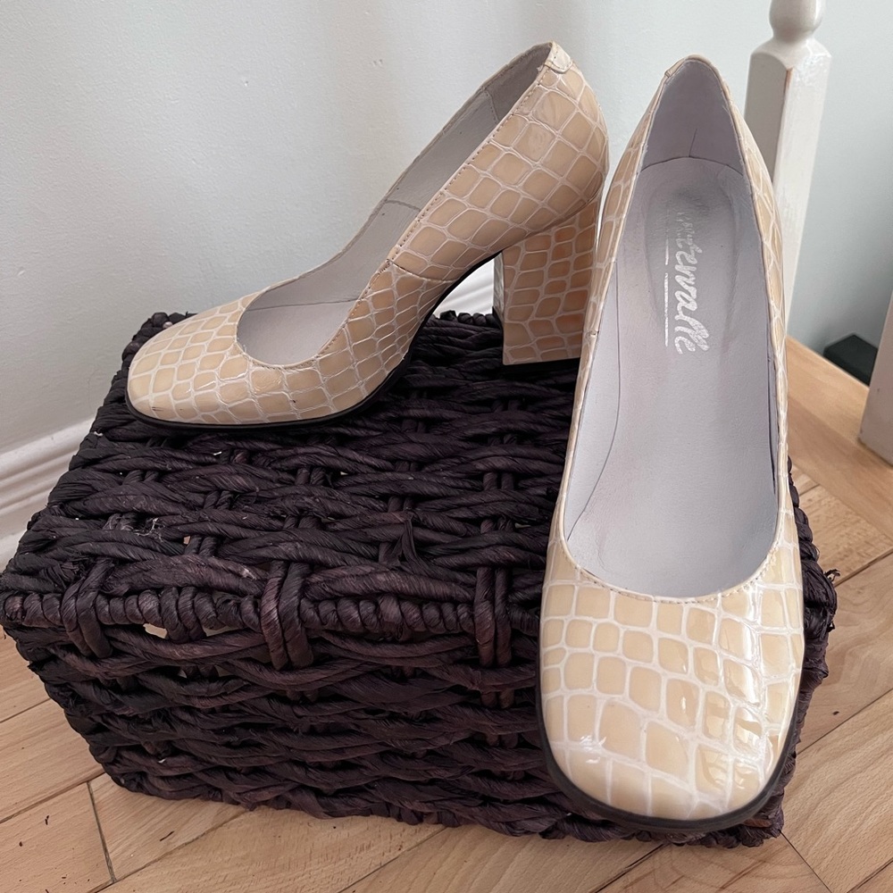 L’Intervalle square-toe heels